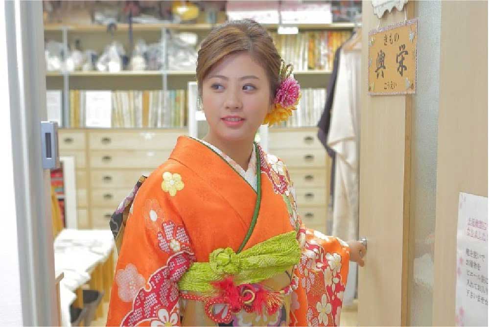店舗から着物姿の女性が出発するシーン