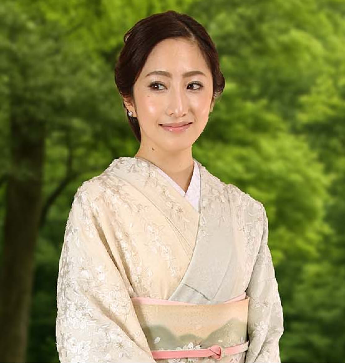 赤い訪問着を着た女性