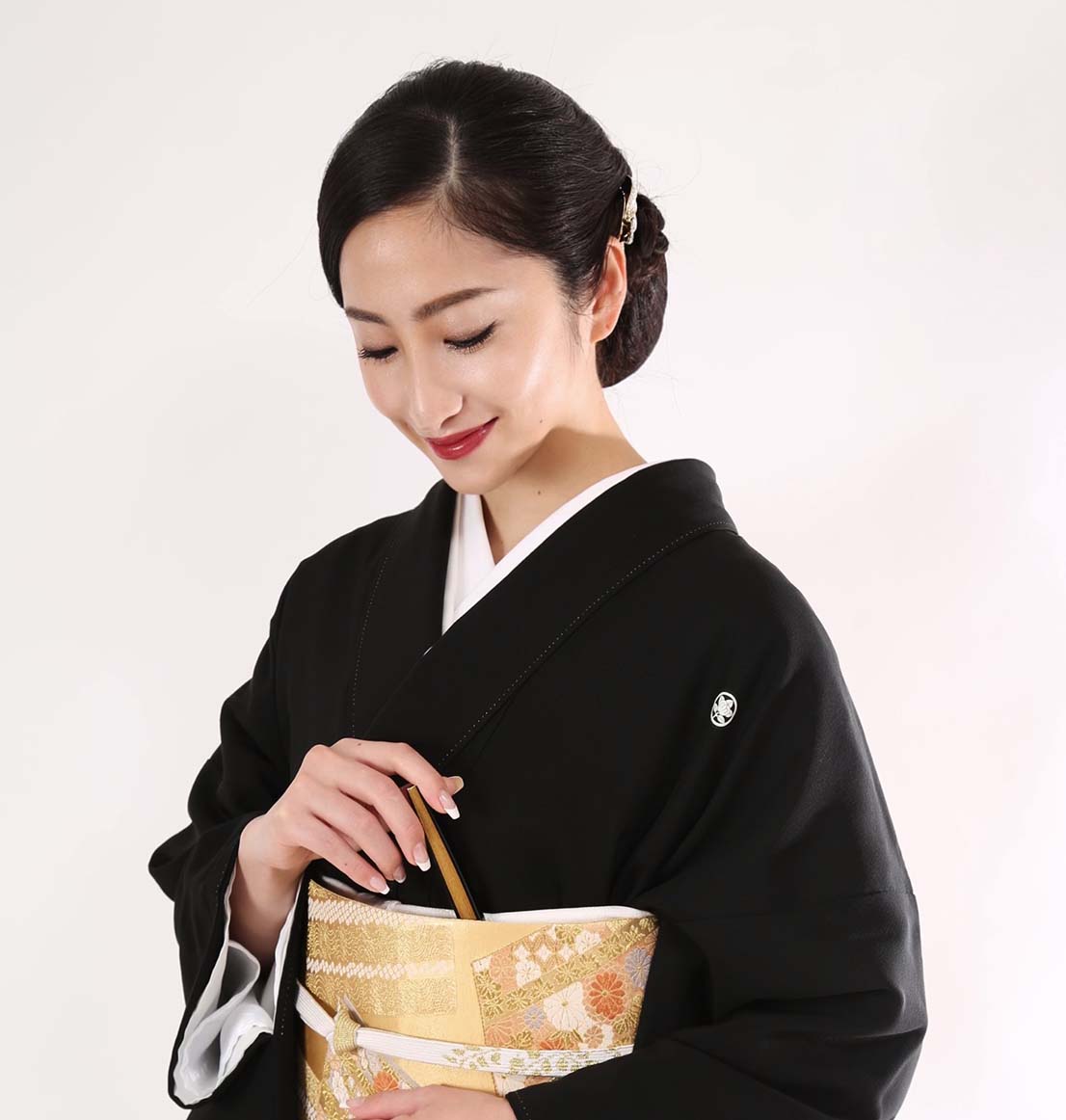 黒留袖を着た女性
