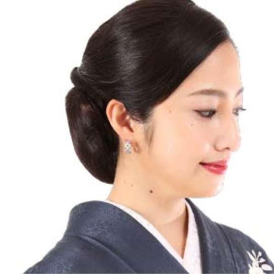 ヘアセットをした女性