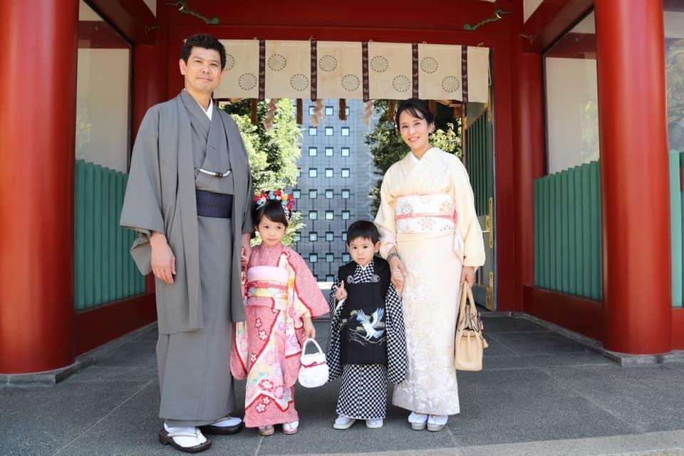 七五三で家族揃って着物を着た写真