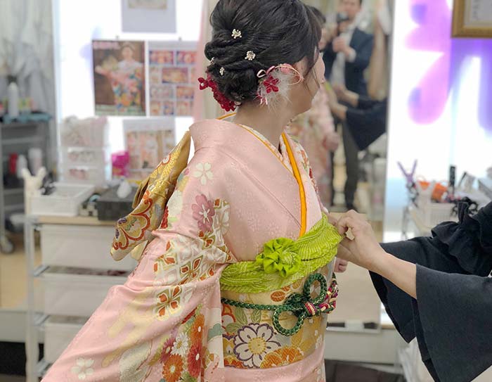 着付け中の女性