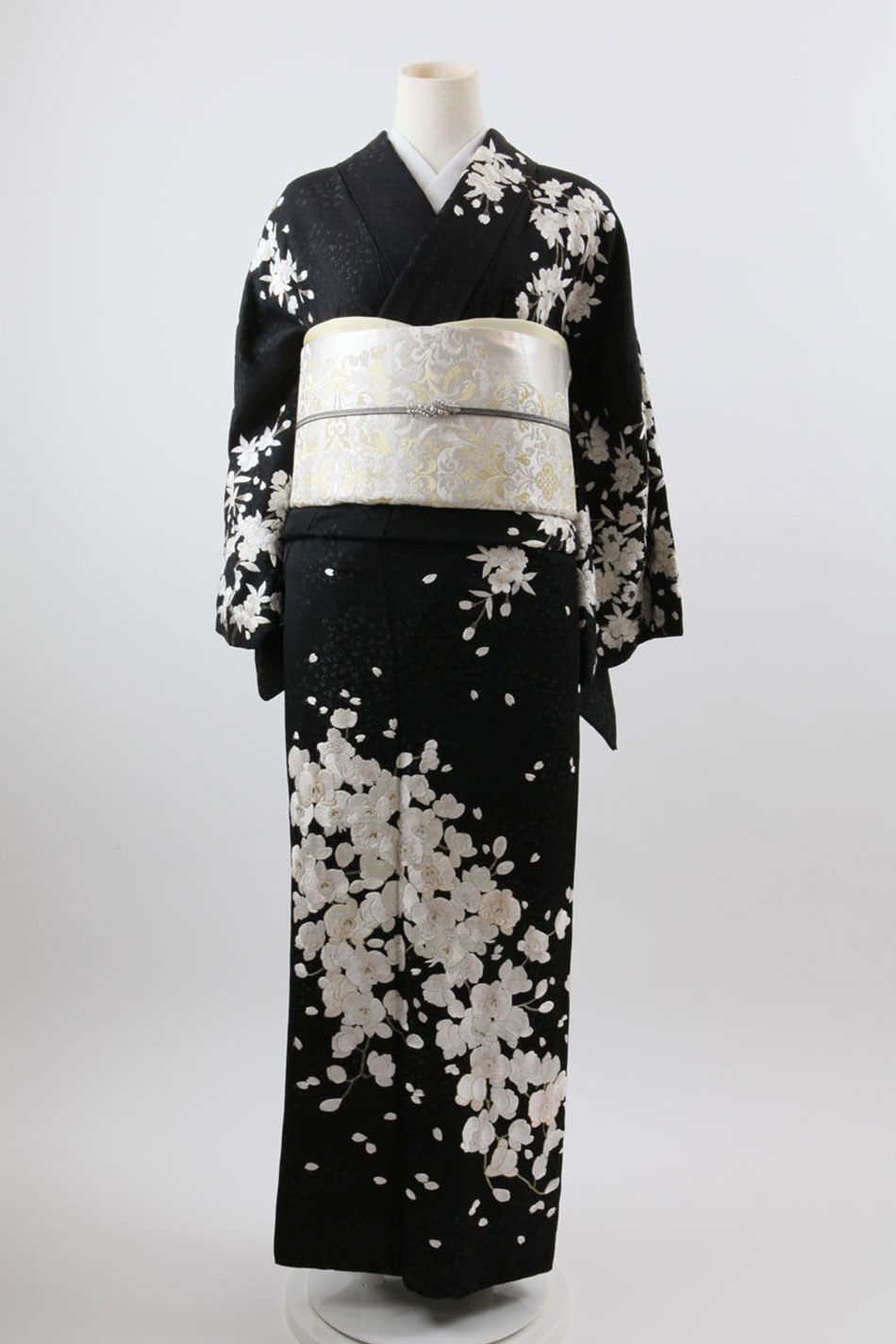 訪問着 【No.K-502】 黒地、桜と胡蝶蘭の刺繍 | 東京・銀座で着物 