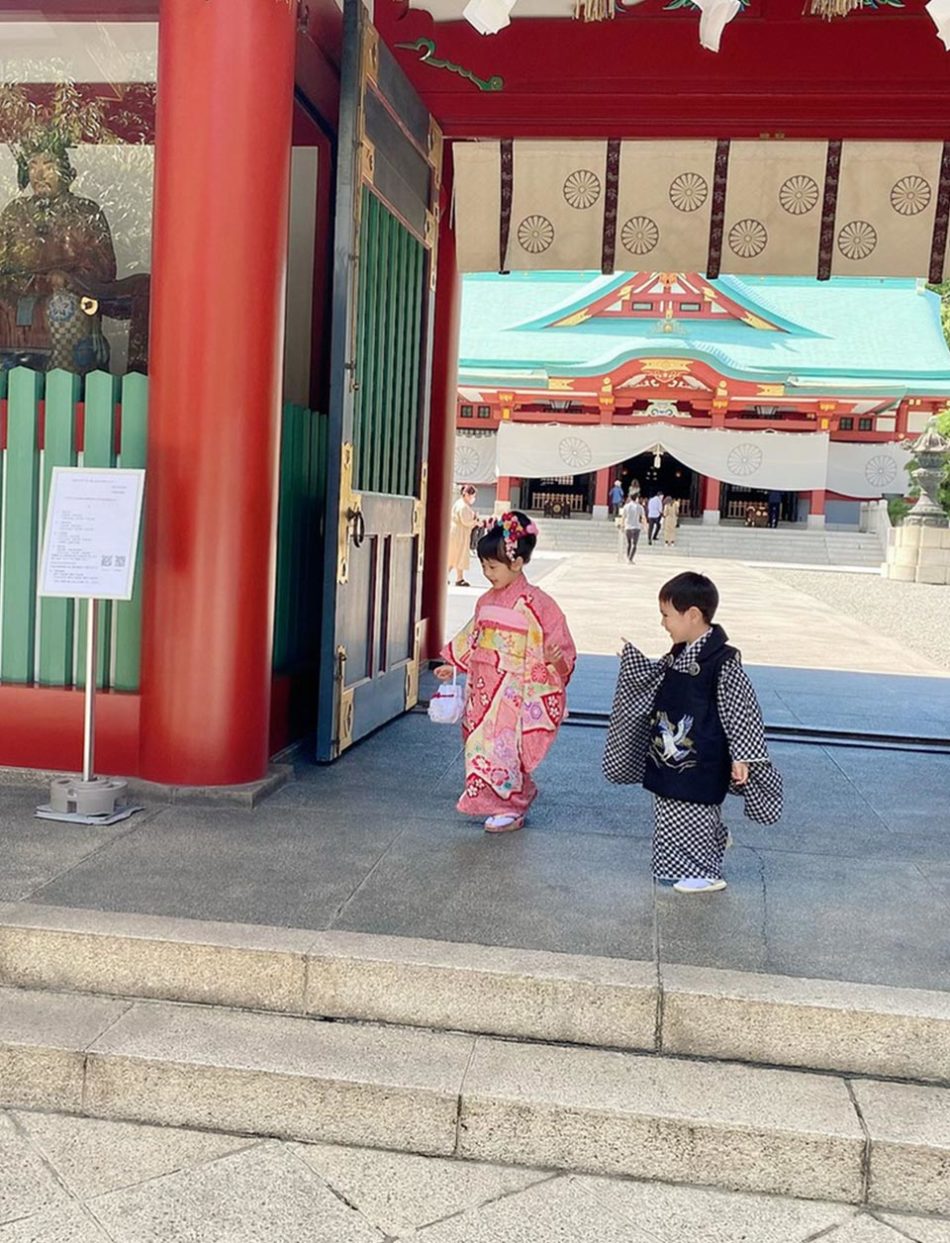 日吉神社にて着物を着た子供たちと